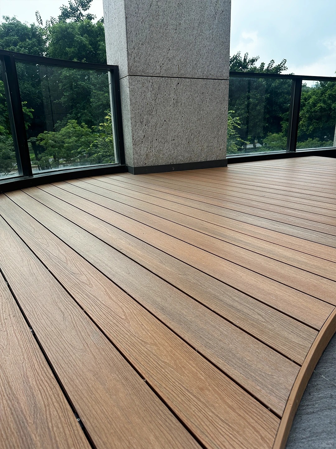 Gebogen WPC-dekplatform: hoe Necowood een onregelmatige buitenruimte transformeerde
